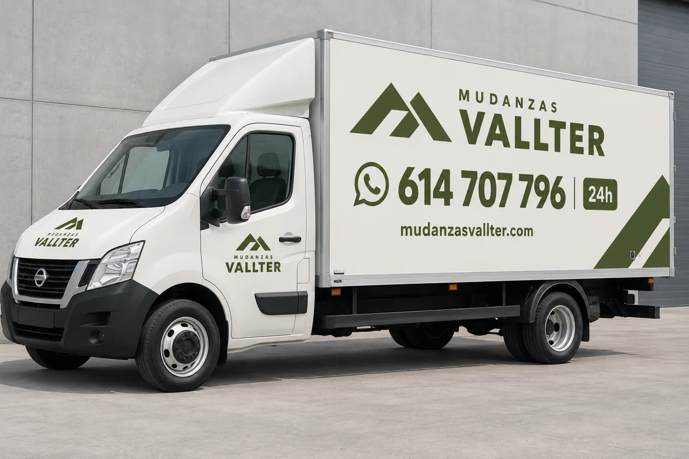 Camión de Mudanzas Vallter rotulado con el teléfono de contacto